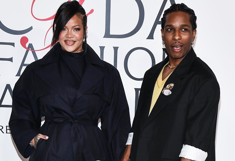 Рианна в шелковом платье Saint Laurent поддержала A$AP Rocky на презентации его нового альбома