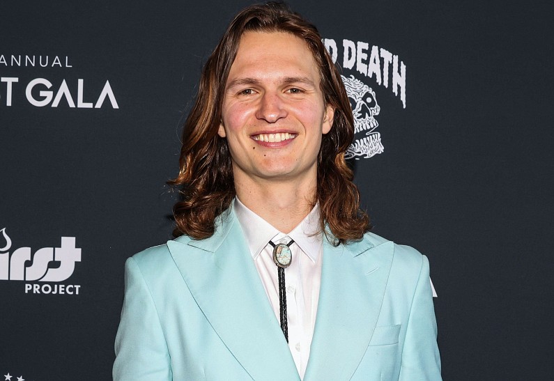 Актер Энсел Эльгорт впервые стал отцом