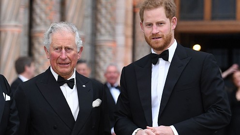 Меж двух огней: Карлу III придется выбирать между принцем Уильямом и принцем Гарри
