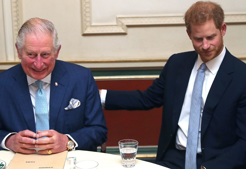 Демонстративный отъезд: Карл III покинул Лондон перед визитом принца Гарри