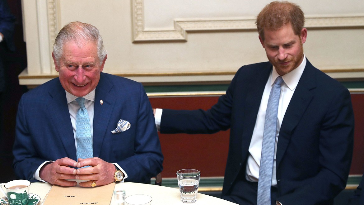 Демонстративный отъезд: Карл III покинул Лондон перед визитом принца Гарри