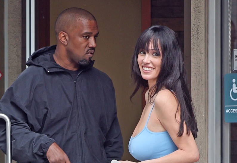 Располневший Канье Уэст появился на публике с эпатирующей Бьянкой Цензори
