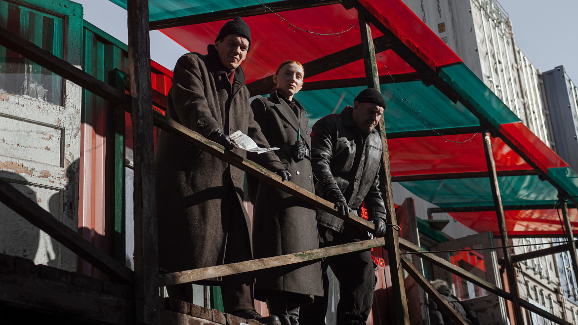 От пораженного аномалией города до тоннеля на границе: 7 сериалов с необычным сеттингом