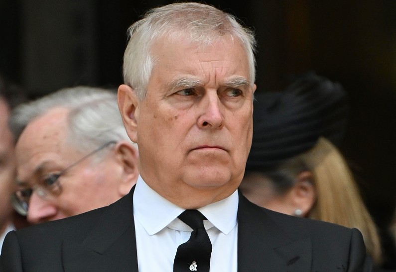 Стало известно, куда уедет принц Эндрю после окончательного лишения титулов и привилегий