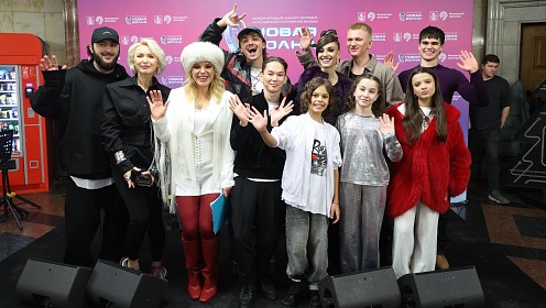 «Новая волна» поздравила студентов в московском метро