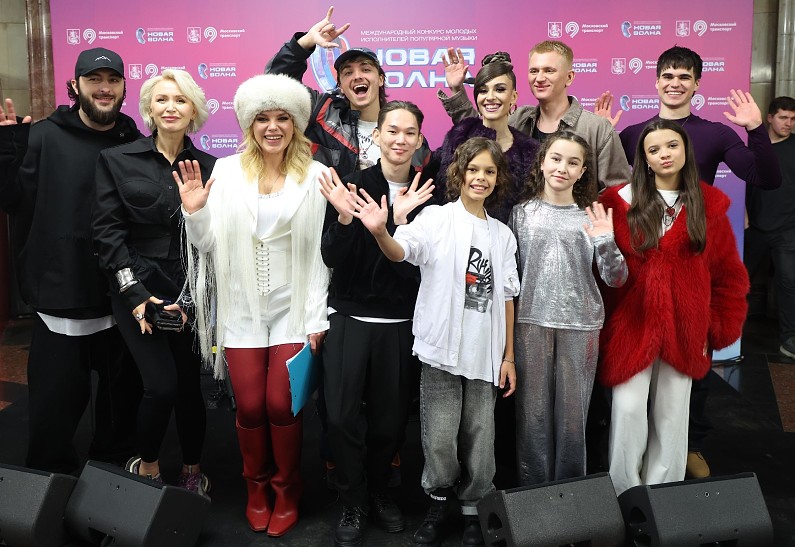 «Новая волна» поздравила студентов в московском метро