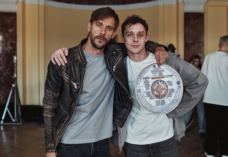 Влад Прохоров, Стася Милославская и Сергей Марин на съемках ретрофутуристического сериала «Красная Шамбала»