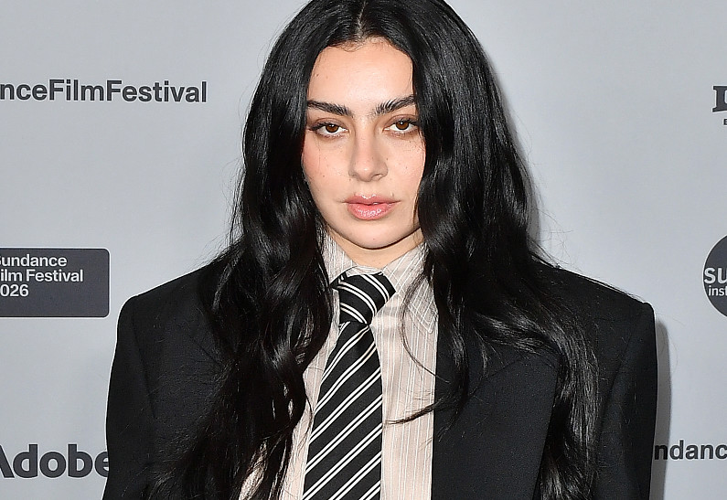 Charlie XCX откровенно рассказала о том, насколько она похожа на свою героиню в новом фильме