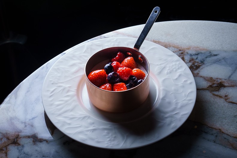 Сливочная панна-котта с лесными ягодами