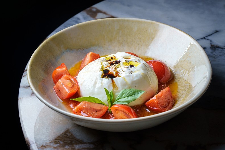 Сливочная буррата с помидорами и базиликом