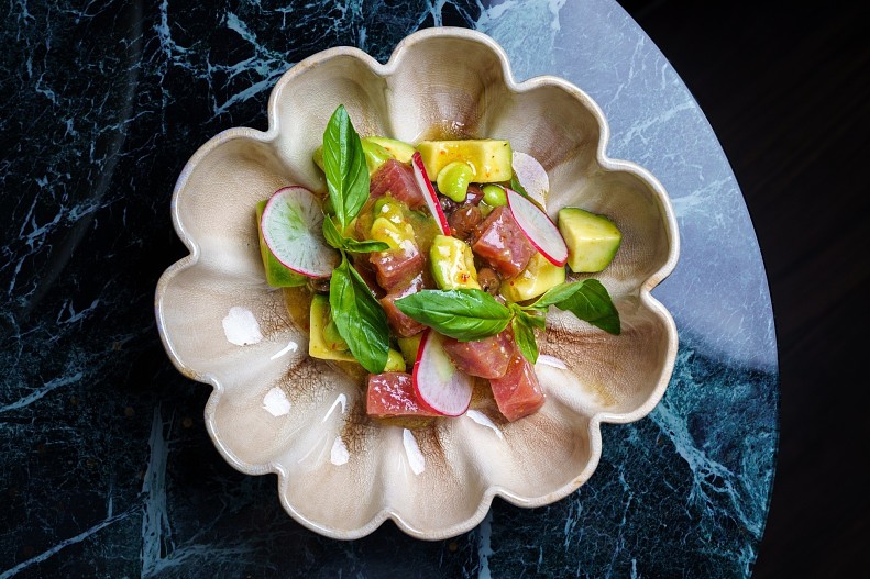 Авторский севиче из тунца с бобами и авокадо