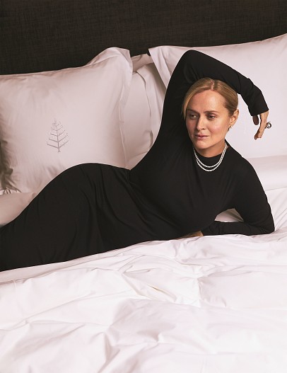 На Анне: колье, серьги, кольцо — всё Mercury, коллекция Classic, белое золото, бриллианты, жемчуг  Платье Ann Demeulemeester