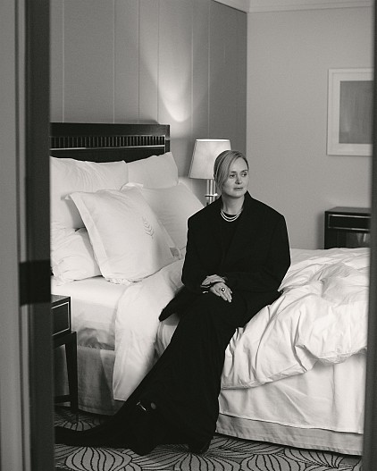 На Анне: Колье, серьги, кольцо — всё Mercury, коллекция Classic, белое золото, бриллианты, жемчуг Пиджак Jil Sander Платье Ann Demeulemeester Туфли Khaite