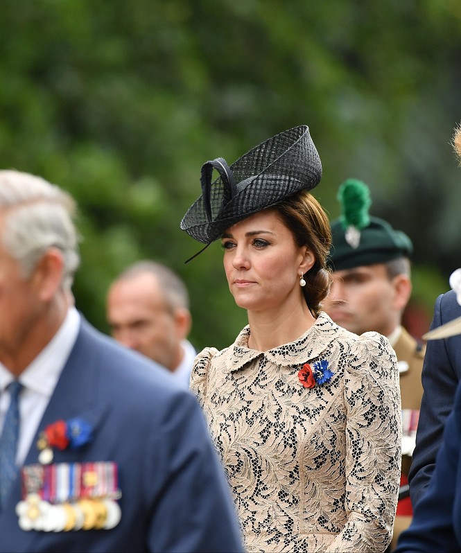 Карл III потребовал от Кейт Миддлтон решительных действий по примирению с Сассекскими