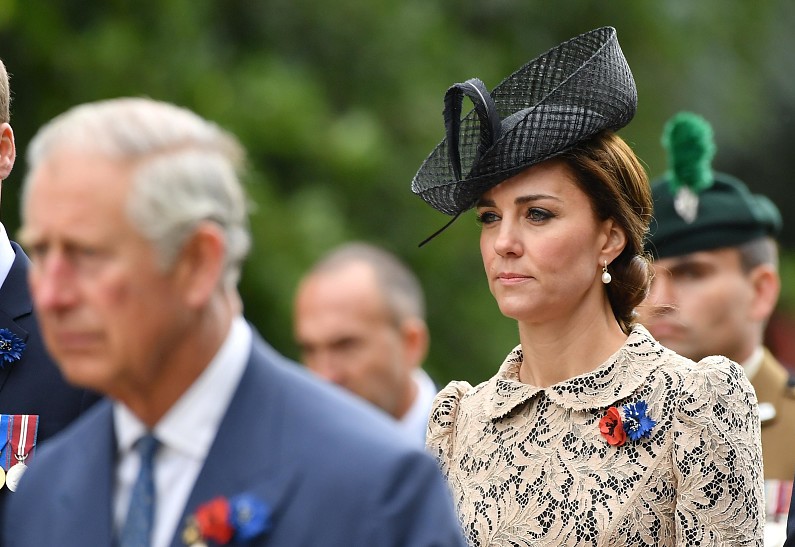 Карл III потребовал от Кейт Миддлтон решительных действий по примирению с Сассекскими