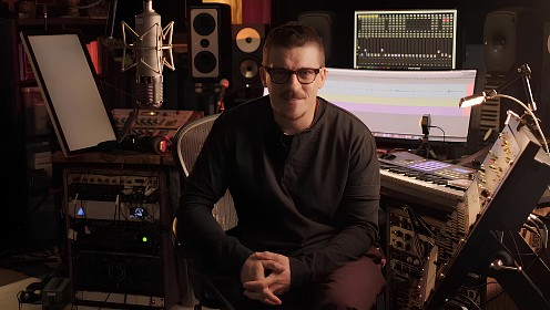 Антон Беляев стал ведущим нового совместного проекта «Правил жизни» и VK Музыки