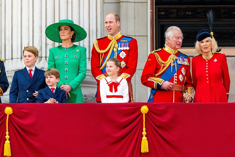 Кейт Миддлтон и принц Уильям с детьми, король Карл III, королева Камилла