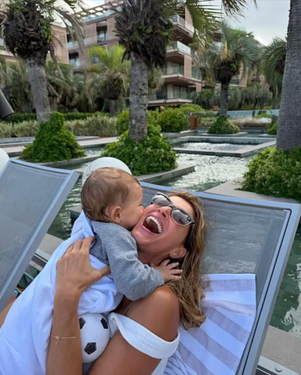 Жизель Бюндхен с сыном