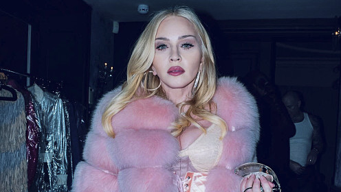 Мадонна поддержала подругу на фестивале в необычном головном уборе