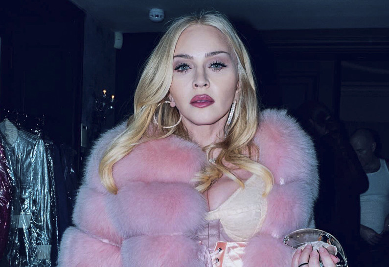 Мадонна поддержала подругу на фестивале в необычном головном уборе