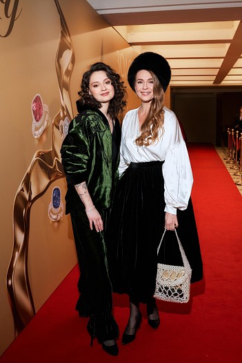 Мария Кончаловская (украшения Mercury), Любовь Толкалина (украшения Mercury)