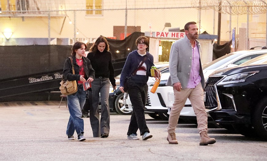 Дженнифер Гарнер и Бен Аффлек с детьми