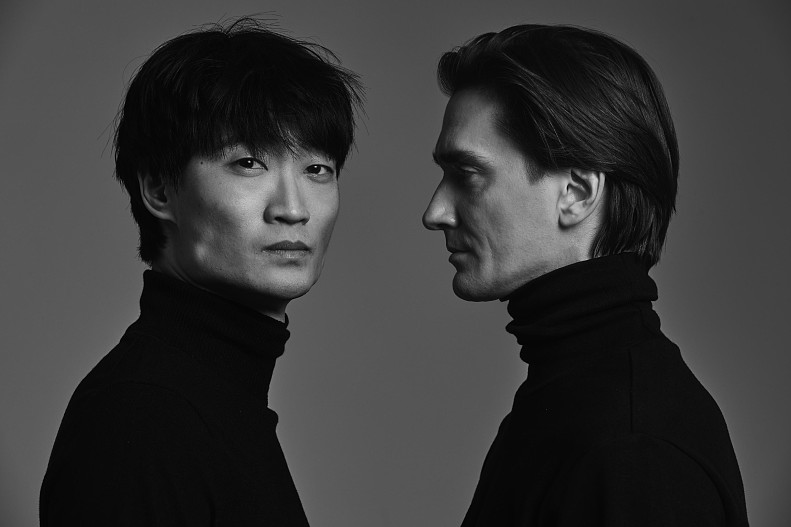 На Владиславе Лантратове: брюки Jil Sander, ЦУМ, свитер —собственность стилиста. На Кимине Киме: брюки Dolce&Gabbana, ЦУМ, свитер — собственность стилиста
