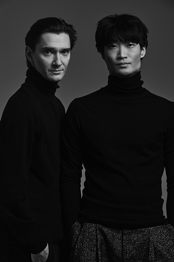 На Владиславе Лантратове: брюки Jil Sander, ЦУМ, свитер — собственность стилиста. На Кимине Киме: брюки Dolce&Gabbana, ЦУМ, свитер — собственность стилиста