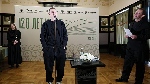 Константин Хабенский, Игорь Верник, Виктор Хориняк: в МХТ вручили памятные знаки «Чайка»