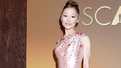 Ариана Гранде иронично прокомментировала свои фото с неудачной ретушью