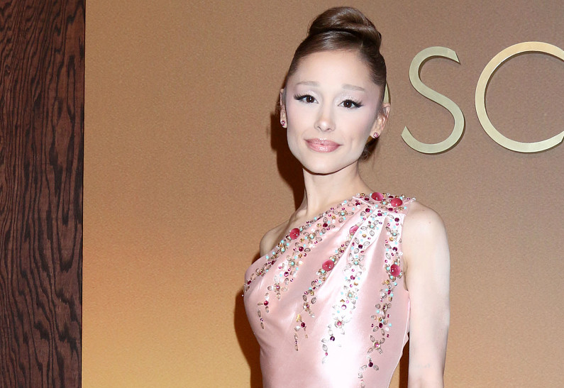 Ариана Гранде иронично прокомментировала свои фото с неудачной ретушью