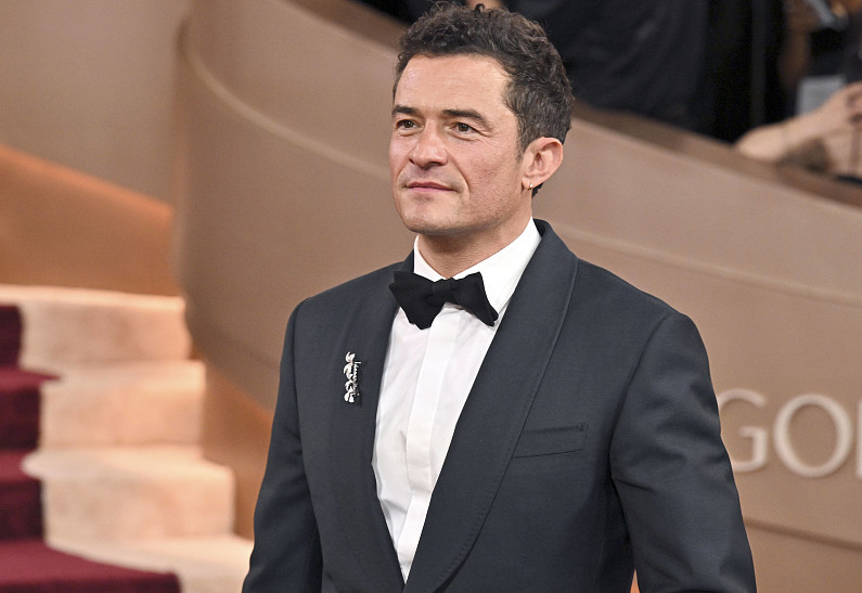 Орландо Блум вышел в свет с новой девушкой