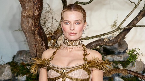 Честное фото 35-летней Марго Робби с премьеры «Грозового перевала» вызвало споры о естественной красоте