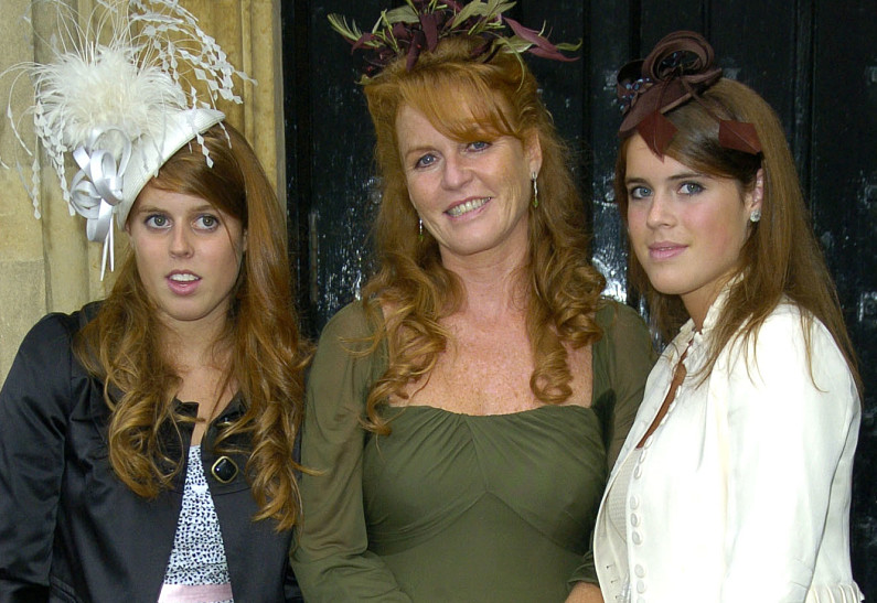 Новый скандал в королевской семье: Сара Фергюсон брала принцесс Беатрис и Евгению на встречу с Эпштейном