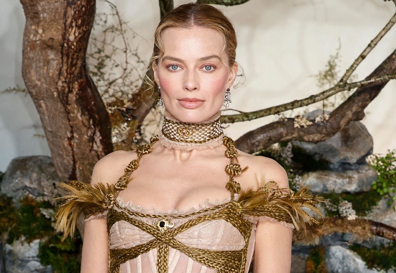 Честное фото 35-летней Марго Робби с премьеры «Грозового перевала» вызвало споры о естественной красоте