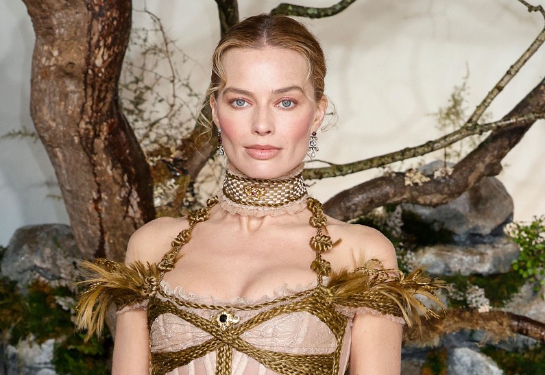 Честное фото 35-летней Марго Робби с премьеры «Грозового перевала» вызвало споры о естественной красоте