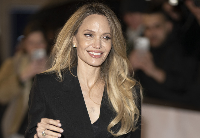 Анджелина Джоли и Луи Гаррель вышли вместе в свет