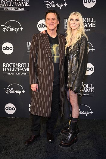 Джим Керри и&nbsp;Тейлор Момсен