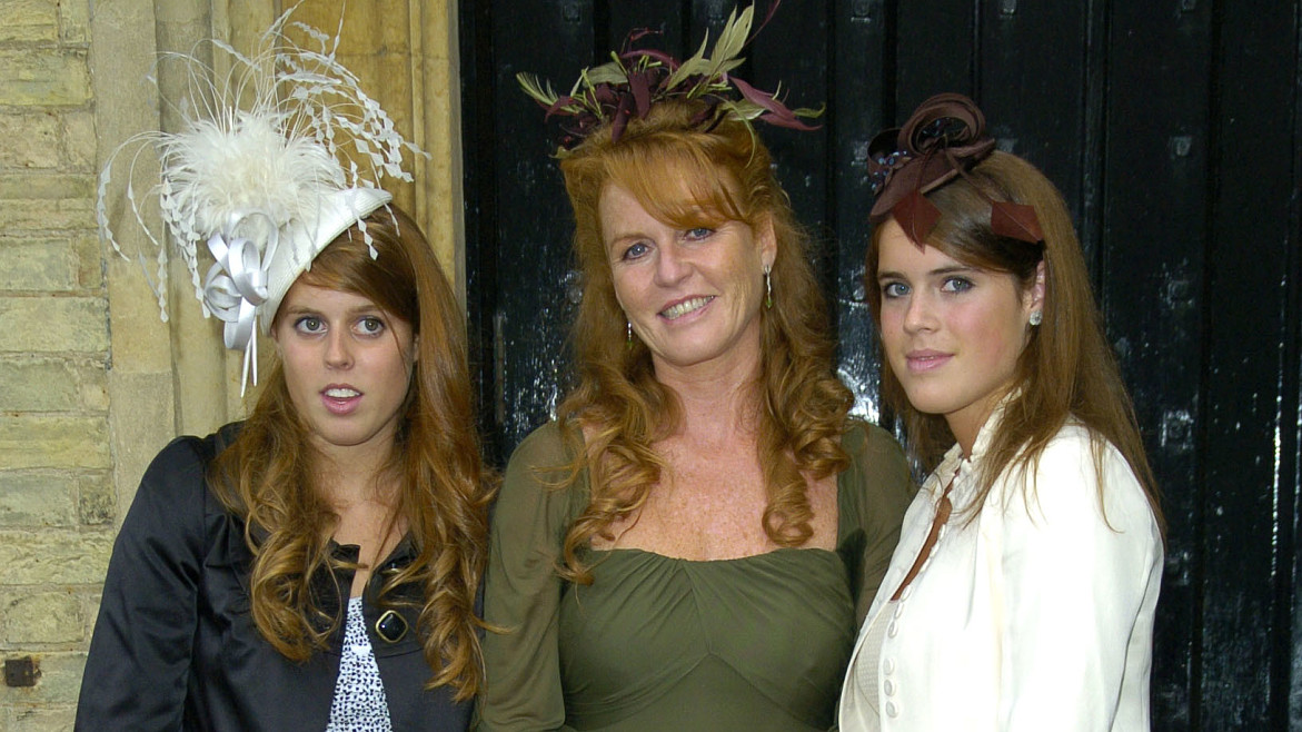 Новый скандал в королевской семье: Сара Фергюсон брала принцесс Беатрис и Евгению на встречу с Эпштейном