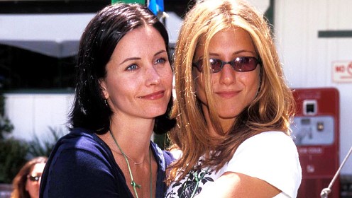 Кортни Кокс поделилась архивным фото с Дженнифер Энистон в честь ее 57-летия