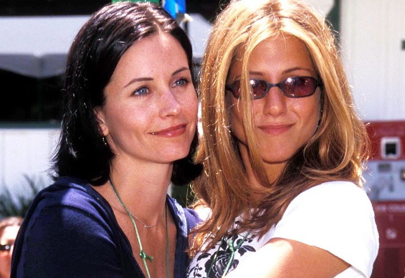 Кортни Кокс поделилась архивным фото с Дженнифер Энистон в честь ее 57-летия