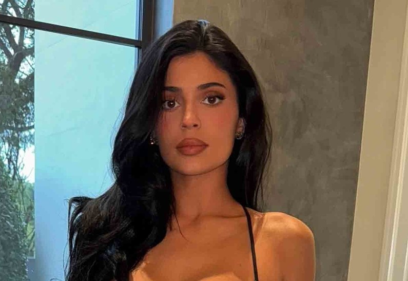 Кайли Дженнер снялась в откровенной рекламе бренда Ким Кардашьян