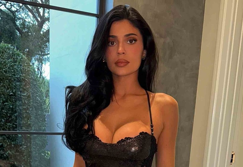 Кайли Дженнер снялась в откровенной рекламе бренда Ким Кардашьян