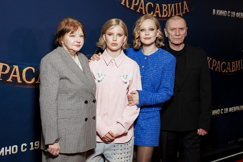 Юлия Пересильд с семьей