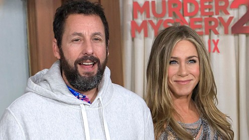 Адам Сэндлер ежегодно отправляет Дженнифер Энистон цветы в День матери