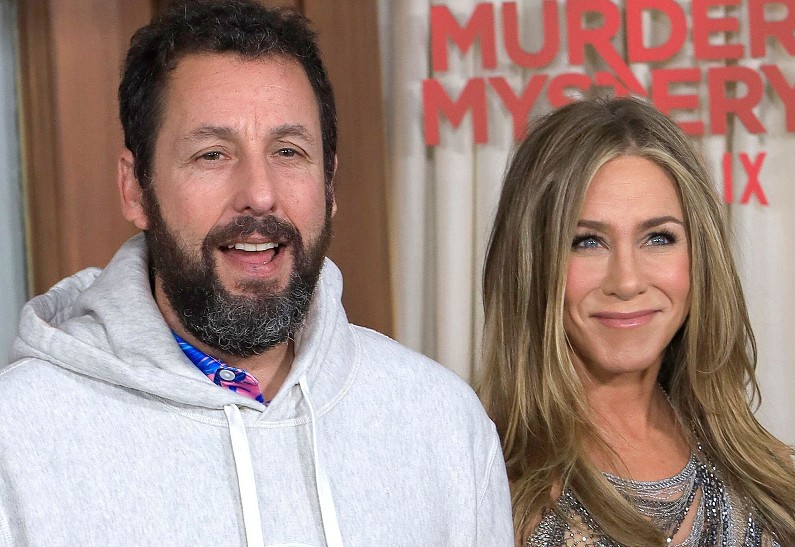 Адам Сэндлер ежегодно отправляет Дженнифер Энистон цветы в День матери