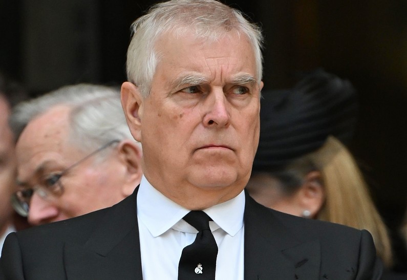 Экс-принц Эндрю пережил очередное королевское унижение