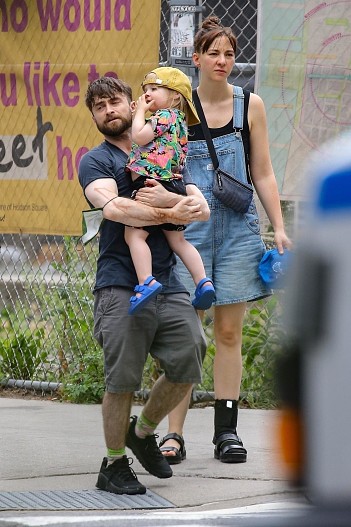 Дэниел Рэдклифф и Эрин Дарк с сыном