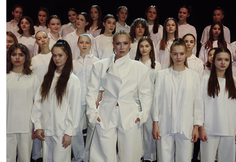 Клава Кока вернулась к истокам и спела со своим детским хором