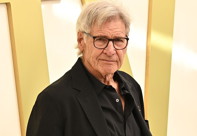 83-летнего Харрисона Форда застали за страстными поцелуями у трапа самолета